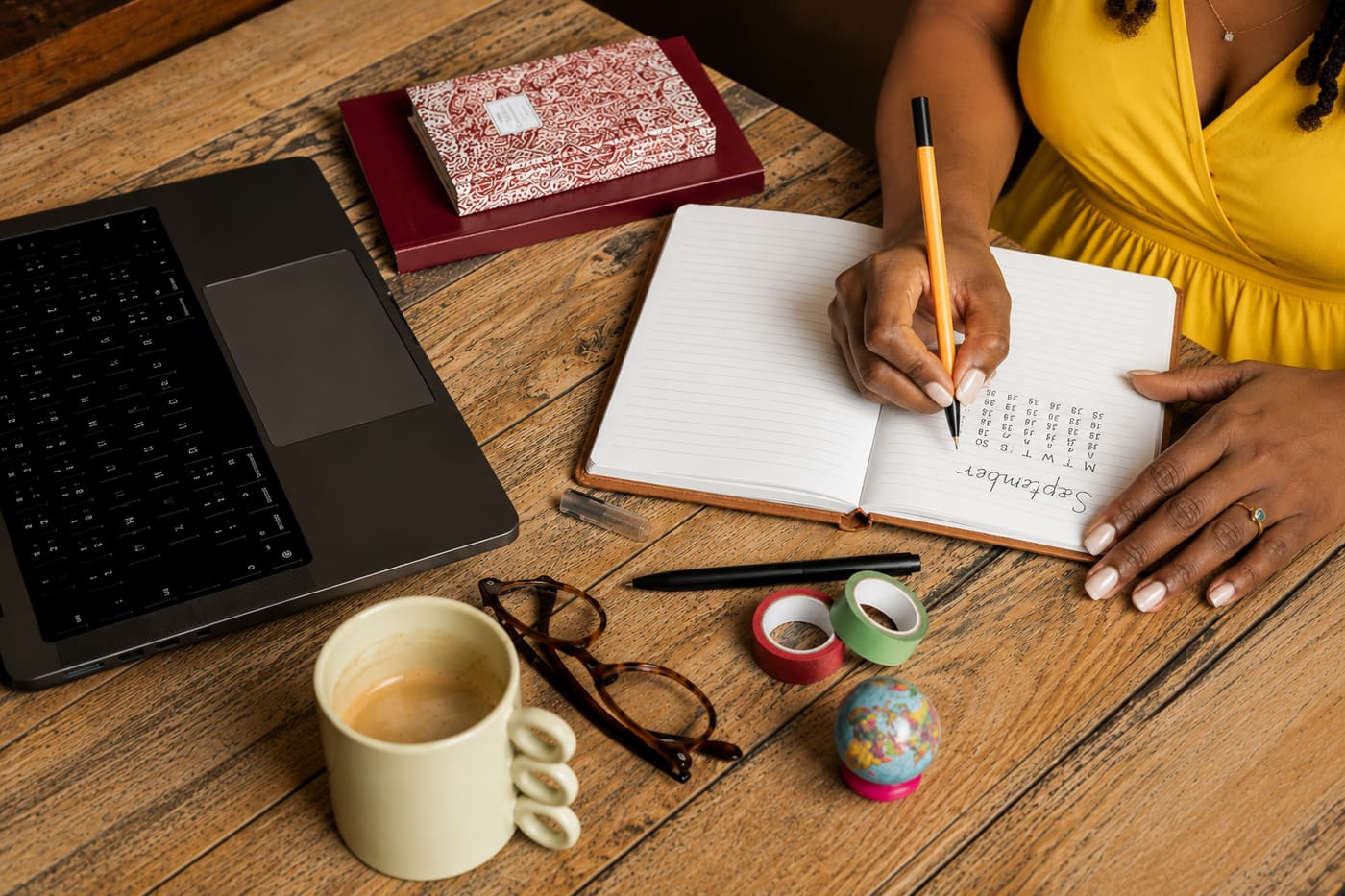Femme organisant son agenda de septembre à son bureau